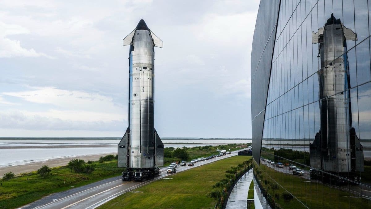 A Starship on the road beside the Starfactory, seen from Highway 4.